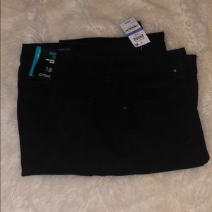 Women’s skinny leg mid rise pants size-18